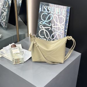 Size: 23×15.5×6.5cm