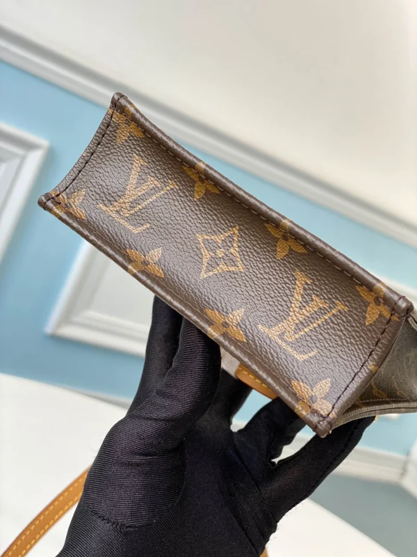 Louis Vuitton Size: 14.0 x 17.0 x 5.0 cm - Image 2