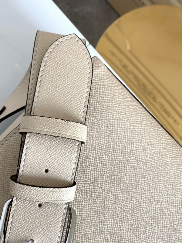 Louis Vuitton Size 28.3 x 18.3 x 4.3 cm - Image 3
