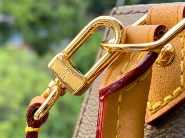 Louis Vuitton Size: 14.0 x 17.0 x 5.0 cm - Image 3