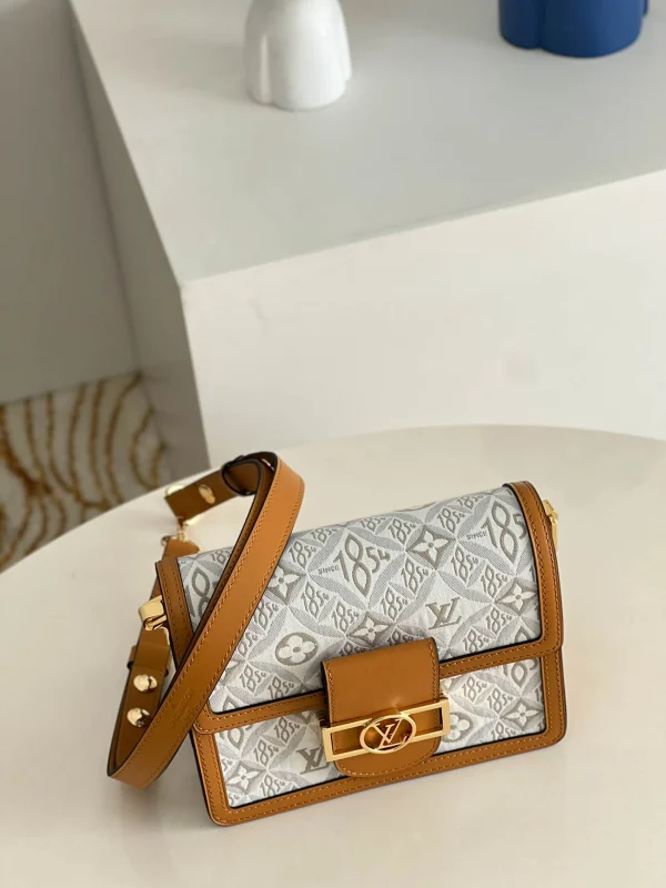 Louis Vuitton Size 20 x 15 x 9 cm - Image 2