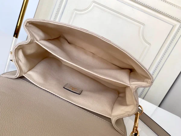 Louis Vuitton size: 25x19x7cm - Image 4