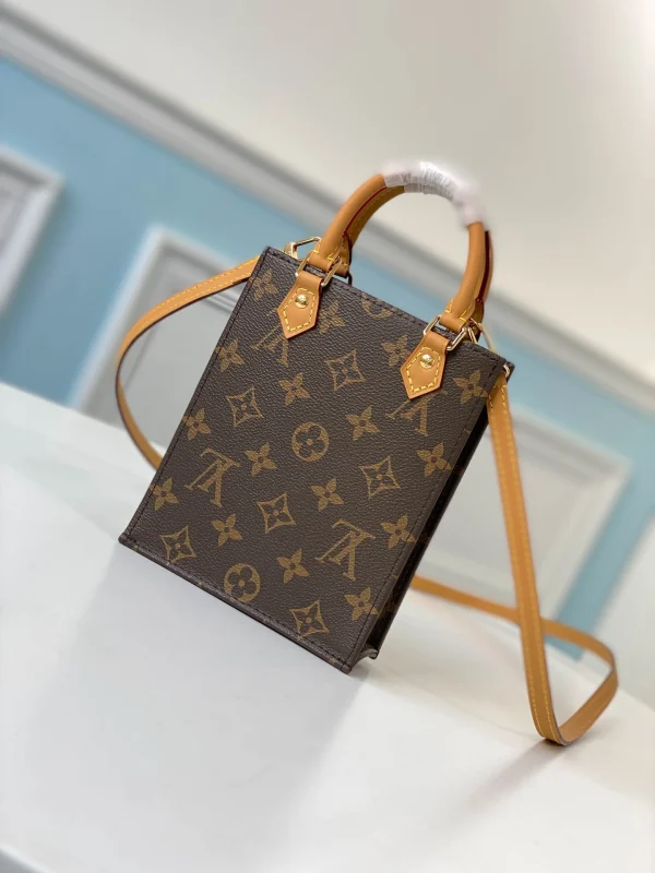 Louis Vuitton Size: 14.0 x 17.0 x 5.0 cm - Image 4