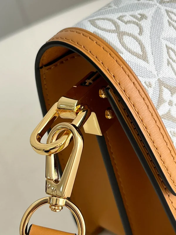 Louis Vuitton Size 20 x 15 x 9 cm - Image 3