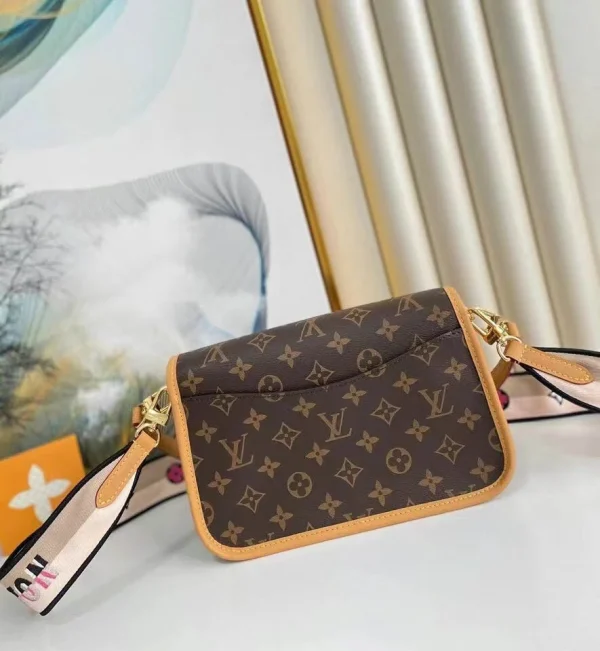 Louis Vuitton Retro Underarm Crossbody Bag - Image 3