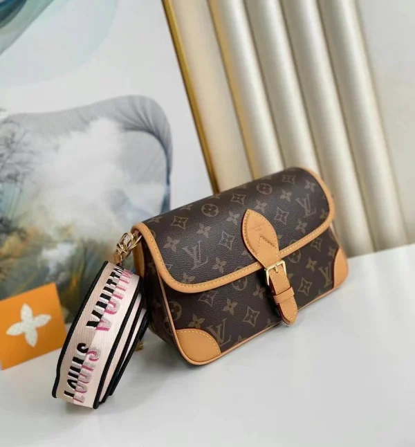 Louis Vuitton Retro Underarm Crossbody Bag - Image 4