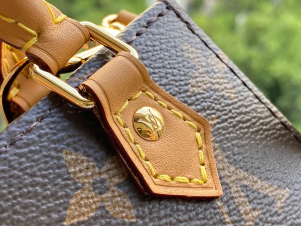 Louis Vuitton Size: 14.0 x 17.0 x 5.0 cm - Image 7