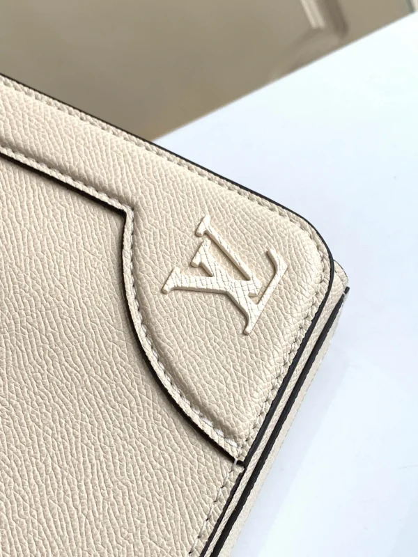 Louis Vuitton Size 28.3 x 18.3 x 4.3 cm - Image 6