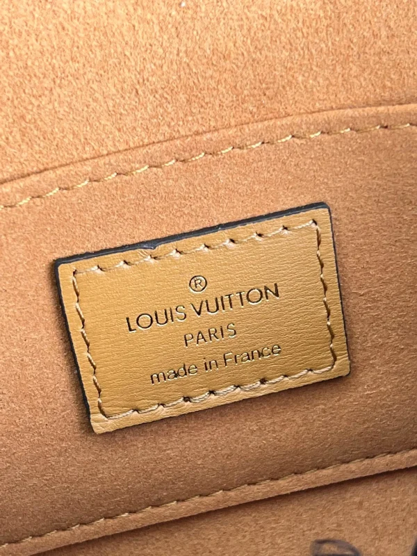 Louis Vuitton Size 20 x 15 x 9 cm - Image 5