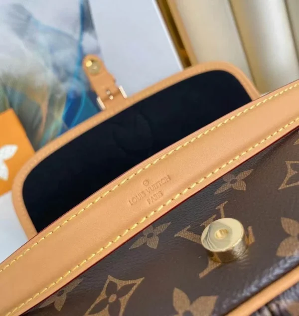 Louis Vuitton Retro Underarm Crossbody Bag - Image 6