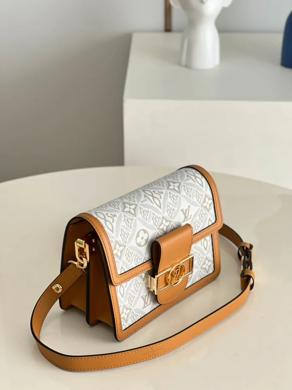 Louis Vuitton Size 20 x 15 x 9 cm - Image 7
