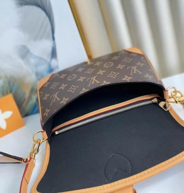 Louis Vuitton Retro Underarm Crossbody Bag - Image 8