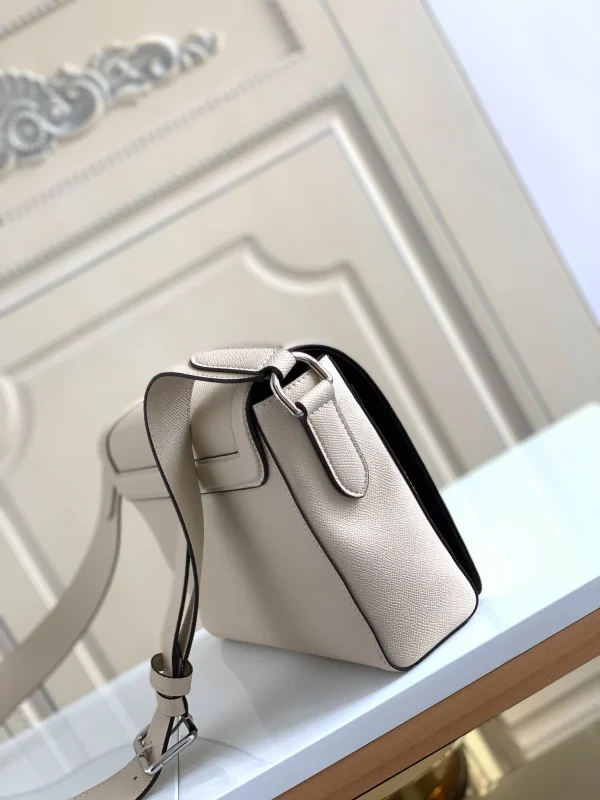 Louis Vuitton Size 28.3 x 18.3 x 4.3 cm - Image 8