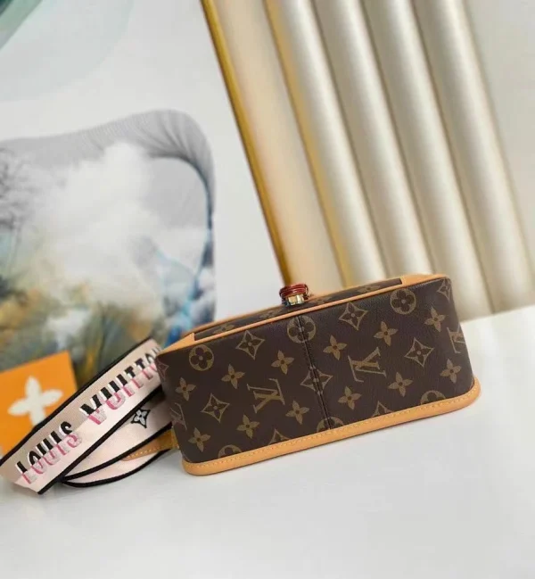Louis Vuitton Retro Underarm Crossbody Bag - Image 9
