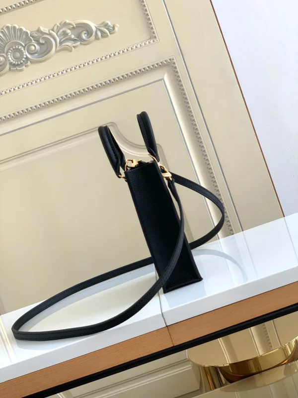 Louis Vuitton Size: 14.0 x 17.0 x 5.0 cm - Image 9